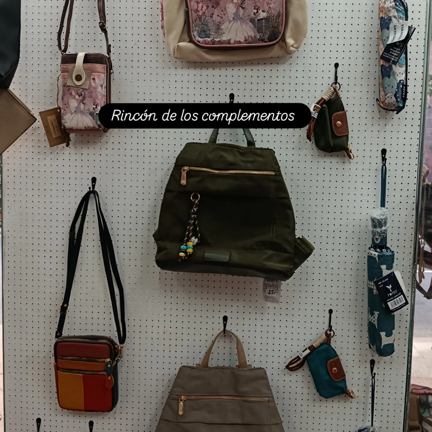 Bolsos, mochilas y paraguas en el rincón de los complementos